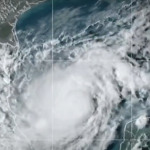 Ainda assim, a tempestade deixou um rastro de destruição, destelhando casas, derrubando árvores, postes e um guindaste. (Foto: Divulgação)