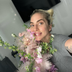 Por fim, Gaga cita: “Você é tão torturado quando dorme. Atormentado por todas as suas memórias. Você estende a mão e não há ninguém lá. Como um deus sem uma prece”. (Foto: Instagram)