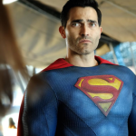 A quarta temporada de Superman & Lois começa exatamente onde a temporada anterior parou: com Superman enfrentando um dos combates mais intensos e devastadores de sua vida na lua, lutando pela sobrevivência contra uma criatura aparentemente imbatível. (Foto: Max)