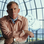 Daniel Craig não é um grande fã da forma como as sequências de “Knives Out” (ou “Entre Facas e Segredos”), como “Glass Onion”, estão sendo lançadas pela Netflix. (Foto: Netflix)