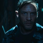 O ator britânico Tom Hardy, está prestes a lançar o terceiro e último filme da franquia de “Venom”, intitulado “A Última Rodada”, entretanto afirmou que gostaria de ver o personagem lutar contra o Homem-Aranha. (Foto: Sony)