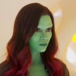 "Gostaria de poder voltar e refilmar o que Gamora estava passando nos filmes dos Vingadores", disse Saldaña em entrevista à Variety. (Foto: Marvel)