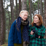 Em nova fase de suas vidas, Martha (Tilda Swinton) está enfrentando um câncer, fato que irá influenciar sua relação com Ingrid (Julianne Moore). (Foto: Warner)