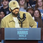 Antes de Obama citar linhas de 'Lose Yourself' em referência ao rapper, Eminem subiu ao palco para endossar Kamala Harris. (Foto: Divulgação)