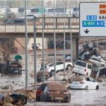 O ministro dos Transportes, Óscar Puente, informou que ainda há corpos presos em veículos submersos, e cerca de 80 km de rodovias estão danificadas ou bloqueadas. (Foto: TV Globo)