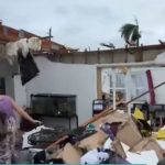 Segundo o Gabinete do Xerife do Condado de St. Lucie, pelo menos quatro pessoas perderam a vida na região. (Foto: TV Record)