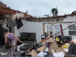 Segundo o Gabinete do Xerife do Condado de St. Lucie, pelo menos quatro pessoas perderam a vida na região. (Foto: TV Record)