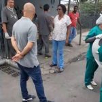 Os policiais conseguiram luvas e abriram caminho até o hospital. (Foto: TV Globo)