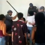 A intervenção ocorreu durante o sepultamento de dois jovens, mortos após um confronto com a Polícia Militar (PM) na última quinta-feira. (Foto: Youtube)