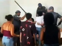 A intervenção ocorreu durante o sepultamento de dois jovens, mortos após um confronto com a Polícia Militar (PM) na última quinta-feira. (Foto: Youtube)