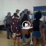 Vídeos gravados por pessoas presentes no velório, em Bauru, mostram policiais militares agredindo várias pessoas. (Foto: Youtube)