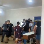 Pelo menos cinco policiais aparecem nas imagens, usando cassetetes para afastar os participantes da cerimônia. (Foto: Youtube)