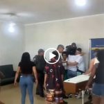 Pessoas que estavam gravando a ocorrência também foram agredidas pelos policiais. (Foto: Youtube)