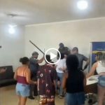 O velório em questão era dos dois jovens, de 18 e 21 anos, que morreram após um confronto com a polícia na noite de quinta-feira (17), na Rua João Camillo, no bairro Jardim Vitória, em Bauru. (Foto: Youtube)