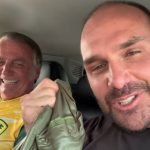 No vídeo, Eduardo mostra os itens da mochila de Bolsonaro, relembrando que, em viagens anteriores, flagrou o pai carregando pacotes de Nissin Miojo. (Foto:Instagram)