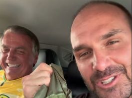 No vídeo, Eduardo mostra os itens da mochila de Bolsonaro, relembrando que, em viagens anteriores, flagrou o pai carregando pacotes de Nissin Miojo. (Foto:Instagram)