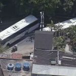 De acordo com o Sindicato das Empresas de Ônibus do Rio de Janeiro (Rio Ônibus), tanto motoristas quanto passageiros foram liberados antes de os veículos serem usados para obstruir a via. (Foto: TV Globo)