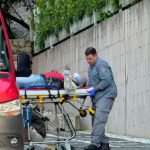 Lucas Ribeiro Macedo despencou novamente e morreu ao atingir o térreo, enquanto o outro homem ficou enroscado nos equipamentos no topo do edifício. (Foto: TV Globo)