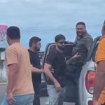 Um vídeo que circula em aplicativos de mensagens instantâneas e nas redes sociais mostra o momento em que Raione é escoltado por agentes da Polícia Federal até uma viatura. (Foto: Instagram)