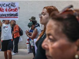 "Sabemos que não há democracia sem serviços públicos. São os servidores os protagonistas na promoção da cidadania e na construção de uma sociedade mais justa e igualitária, garantindo o acesso de toda a população a direitos sociais básicos como educação, saúde, cultura, seguridade social, moradia, segurança, alimentação, trabalho e lazer", afirmou a nota. (Foto: Agência Brasil)