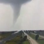 Um motorista gravou imagens impressionantes dos tornados enquanto deixava a área de Tampa. (Foto: TV Globo)