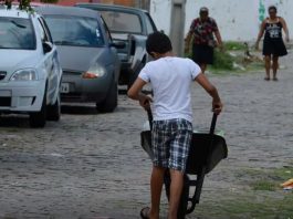 Já adolescentes entre 14 e 15 anos podem atuar como aprendizes, e aqueles de 16 e 17 anos podem trabalhar, desde que não em condições insalubres ou perigosas. (Foto: Agência Brasil)