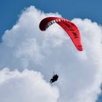 O tenente Felipe Brilhante, do Corpo de Bombeiros, explicou no local que os homens saltaram de paragliders do Morro do Maluf e colidiram no ar, caindo em cima do edifício. (Foto: Unsplash)