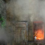 Em um ato de fúria, o homem quebrou a televisão e ateou fogo na residência, destruindo a sala e comprometendo a estrutura do imóvel. (Foto: Unsplash)