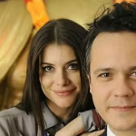 Se por aqui coube a Danton Mello e Alinne Moraes como protagonistas, por lá foi a vez de Tori Anderson e Joshua Sasse. (Foto: Divulgação)