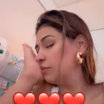 Simone publicou um vídeo no qual ela aparece brincando com o pé da menina no quarto do hospital, em São Paulo. (Foto: Reprodução/Instagram)