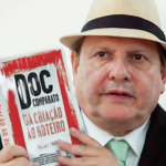 Reconhecido como um dos mais renomados dramaturgos do Brasil, Doc é autor de obras como o seriado Mu l h e r (1998) e as minisséries A Justiceira (1997), O Tempo e o Vento (1985), Padre Cícero (1984) e Lampião e Maria Bonita (1982). (Foto: Reprodução)