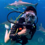 Estava com medo dele comer a minha mão, contou Isis, que durante o mergulho ficou toda encolhida. (Foto: Reprodução/TV Globo)