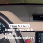 Seu videomaker estacionou o veículo e tentou convencê-la, sem sucesso, a voltar para o carro. (Foto: Reprodução/Instagram)