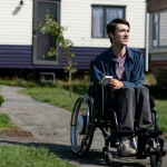 George Robinson, ficou conhecido por interpretar o Isaac na série. Como na produção, ele realmente é tetraplégico na vida real. (Foto: Divulgação/Netflix)