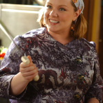 Melissa McCarthy é uma alegria de assistir em absolutamente tudo, desde seu papel inicial como Sookie, a chef na série água com açúcar - Gilmore Girls. (Foto: Divulgação)