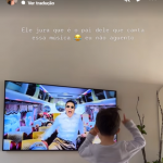 Através dos Stories de seu Instagram pessoal, Sammy escreveu: Ele jura que é o pai dele que canta essa música! (risos). Não aguento, legendou ela. (Foto: Reprodução/Instagram)