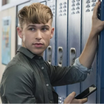 Em 2017, Tommy Dorfman fez a seguinte declaração: Odiava a ideia de que as roupas tinham de acompanhar os diferentes gêneros. Eu me identifico como não-binário. (Foto: Divulgação)