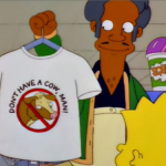 No episódio "Lisa a Vegetariana" quando a Lisa se torna vegetariana, ela fala que "as pessoas tem que aprender que se pode viver muito bem comendo vegetais, frutas e queijos". Neste momento, Apu diz que não come nada de origem animal, nem leite e nem ovos, e que tudo o que ele vende é vegano (carnes, biscoitos e bebidas). (Foto: Divulgação)