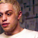 O humorista do Saturday Night Live, Pete Davidson, convive com Crohn desde que tinha 17 anos de idade. (Foto: YouTube)