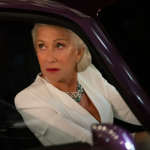 Helen Mirren é uma atriz muito respeitada que não costuma aparecer em filmes ruins, mas quando o faz, ela consegue trazer a mesma graça e dignidade que vemos em seus melhores papéis. (Foto: Divulgação)