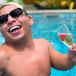 Tokinho se autodefine como ator, DJ, bailarino e humorista. O artista é gay assumido e costuma fazer performances com salto alto para seus mais de meio milhão de seguidores no Instagram. (Foto: Instagram)