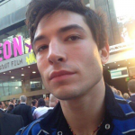 Em 2018, Ezra Miller fez uma declaração importante: Não me identifico como homem. Não me identifico como mulh3r. (Foto: Instagram)