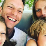 Na verdade, Paltrow, Falchuk e Martin frequentemente saem de férias em família junto com as crianças. (Foto: Instagram)