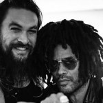 Na verdade, os dois amigos usam até anéis iguais que Momoa comprou como um símbolo da amizade!(Foto: Instagram)