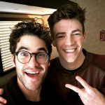 Grant Gustin, porém, é casado com Andrea Thoma desde 2018. E Darren Criss está junto com Mila Swier desde 2019. (Foto: Instagram)