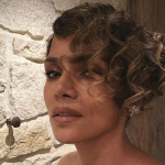 Ao aparecer em um evento beneficente para a Jenesse Center, que ajuda vítimas de violência doméstica, Halle Berry se abriu sobre o abuso que sofreu nas mãos do pai, que também batia em sua mãe. (Foto: Facebook)