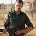 The Siege of Jadotville: Abandonados por seus superiores, um batalhão de soldados irlandeses em missão de paz na África é cercado por mercenários. (Foto: Divulgação)