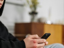 Três em cada dez crianças e adolescentes entre 9 e 17 anos de todo o país (29% do total) já enfrentaram situações ofensivas ou discriminatórias na internet e que as deixaram chateadas. (Foto: Pexels)