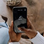 E nos EUA uma proposta de lei pode proibir o TikTok se o aplicativo não for vendido por sua controladora chinesa. (Foto: Pexels)