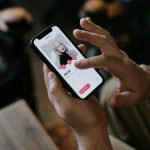 Aplicativos de namoro como Tinder e Bumble estão explorando recursos extras para atrair mais mulheres da geração Z. (Foto: Pexels)